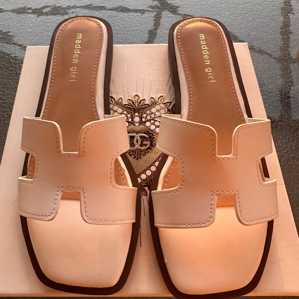 White Madden Girl Sandals 7.5 - Picture 2 of 6